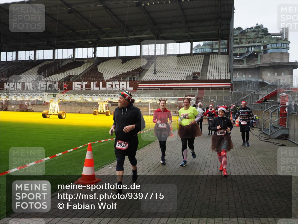 07.12.2025 - St. Pauli X-Mass-Run No. 15 Fabian Wolf http://msf.ph/oto/9397715 07.12.2025 10:46:43 Ziel 58, 81, 221, 921, 1242, 2488, 2536, 2965, 2989, 2993, 2998, 3001 meine-sportfotos.de