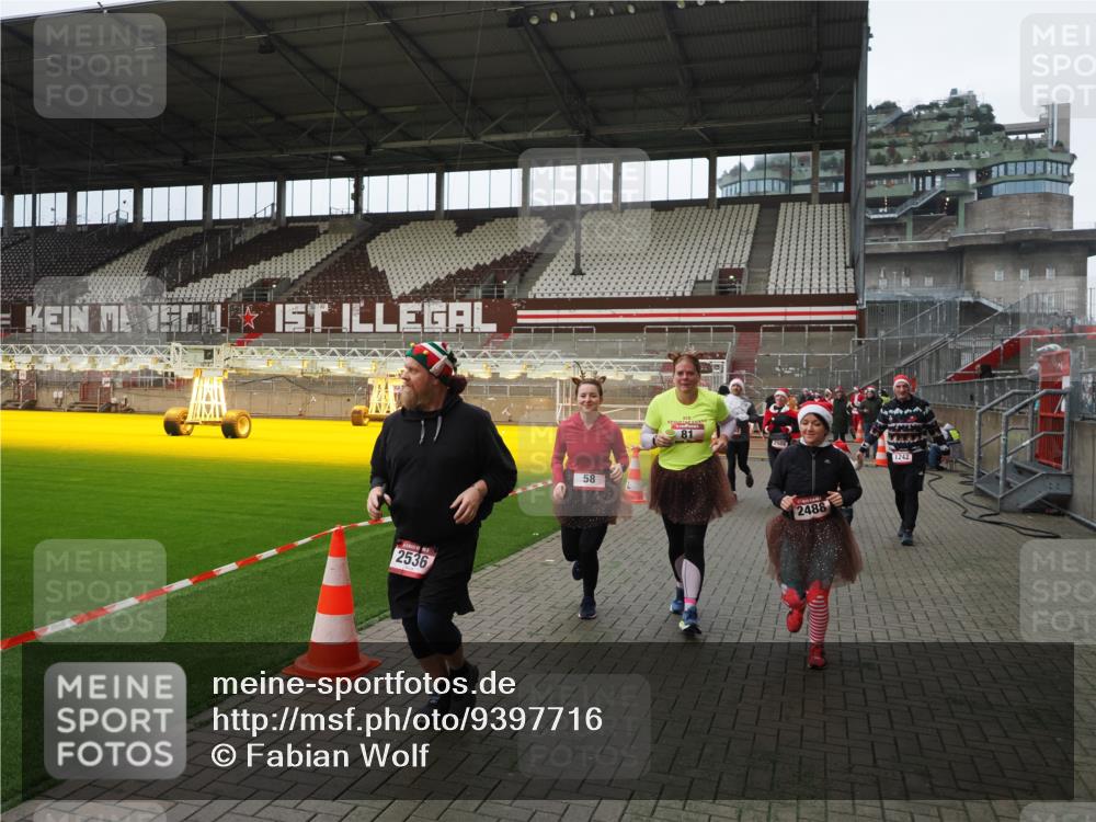 07.12.2025 - St. Pauli X-Mass-Run No. 15 Fabian Wolf http://msf.ph/oto/9397716 07.12.2025 10:46:43 Ziel 58, 81, 221, 921, 1242, 2488, 2536, 2965, 2989, 2993, 2998, 3001 meine-sportfotos.de