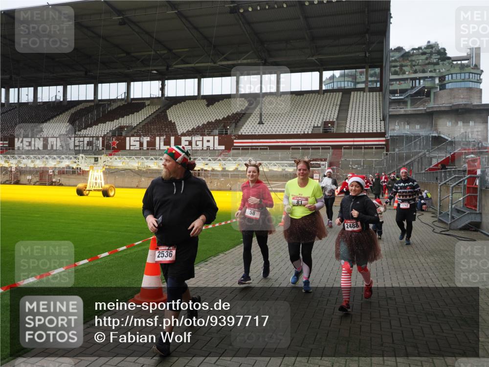 07.12.2025 - St. Pauli X-Mass-Run No. 15 Fabian Wolf http://msf.ph/oto/9397717 07.12.2025 10:46:43 Ziel 58, 81, 221, 921, 1242, 2488, 2536, 2965, 2989, 2993, 2998, 3001 meine-sportfotos.de