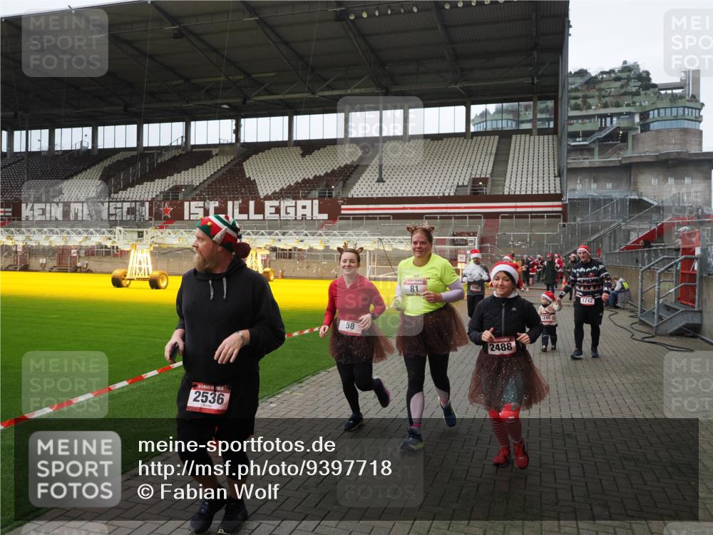 07.12.2025 - St. Pauli X-Mass-Run No. 15 Fabian Wolf http://msf.ph/oto/9397718 07.12.2025 10:46:43 Ziel 58, 81, 221, 921, 1242, 2488, 2536, 2965, 2989, 2993, 2998, 3001 meine-sportfotos.de