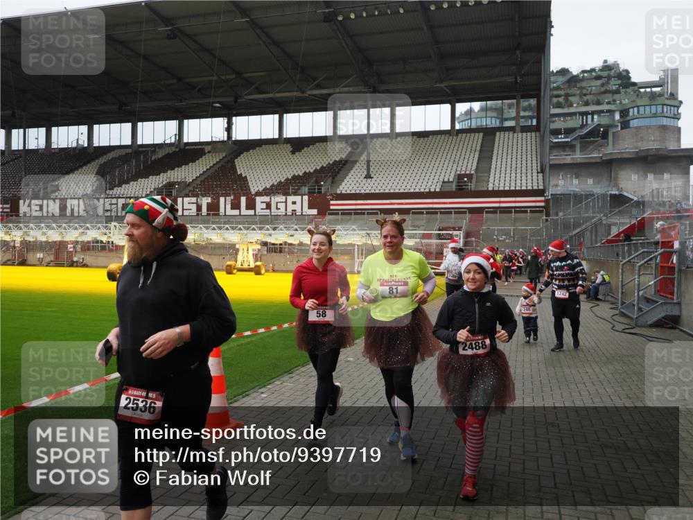 07.12.2025 - St. Pauli X-Mass-Run No. 15 Fabian Wolf http://msf.ph/oto/9397719 07.12.2025 10:46:43 Ziel 58, 81, 221, 921, 1242, 2488, 2536, 2965, 2989, 2993, 2998, 3001 meine-sportfotos.de