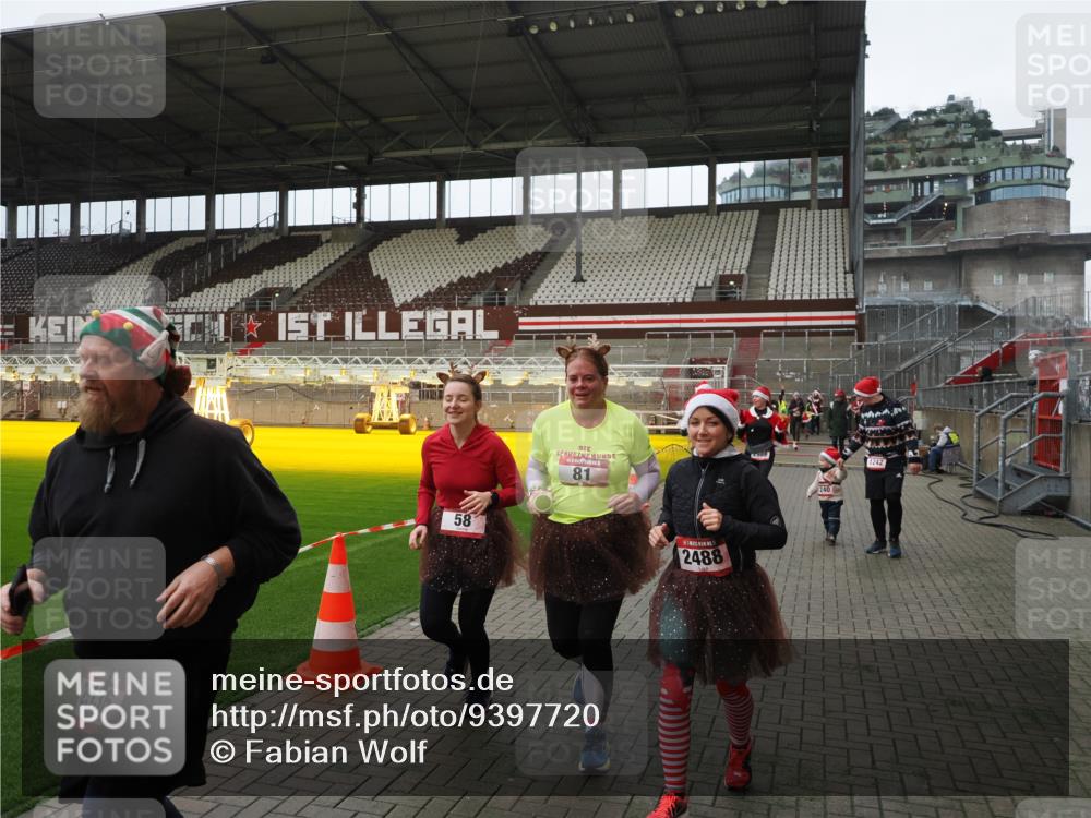 07.12.2025 - St. Pauli X-Mass-Run No. 15 Fabian Wolf http://msf.ph/oto/9397720 07.12.2025 10:46:44 Ziel 58, 81, 221, 921, 1242, 2488, 2536, 2965, 2989, 2993, 2998, 3001, 4593 meine-sportfotos.de