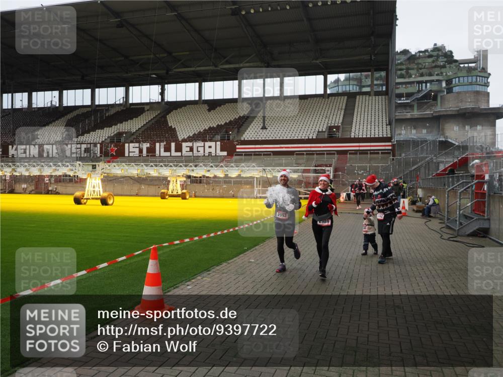 07.12.2025 - St. Pauli X-Mass-Run No. 15 Fabian Wolf http://msf.ph/oto/9397722 07.12.2025 10:46:45 Ziel 58, 81, 221, 921, 1242, 2488, 2536, 2965, 2989, 2993, 2998, 3001, 4593 meine-sportfotos.de