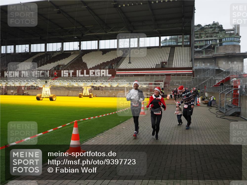 07.12.2025 - St. Pauli X-Mass-Run No. 15 Fabian Wolf http://msf.ph/oto/9397723 07.12.2025 10:46:45 Ziel 58, 81, 221, 921, 1242, 2488, 2536, 2965, 2989, 2993, 2998, 3001, 4593 meine-sportfotos.de