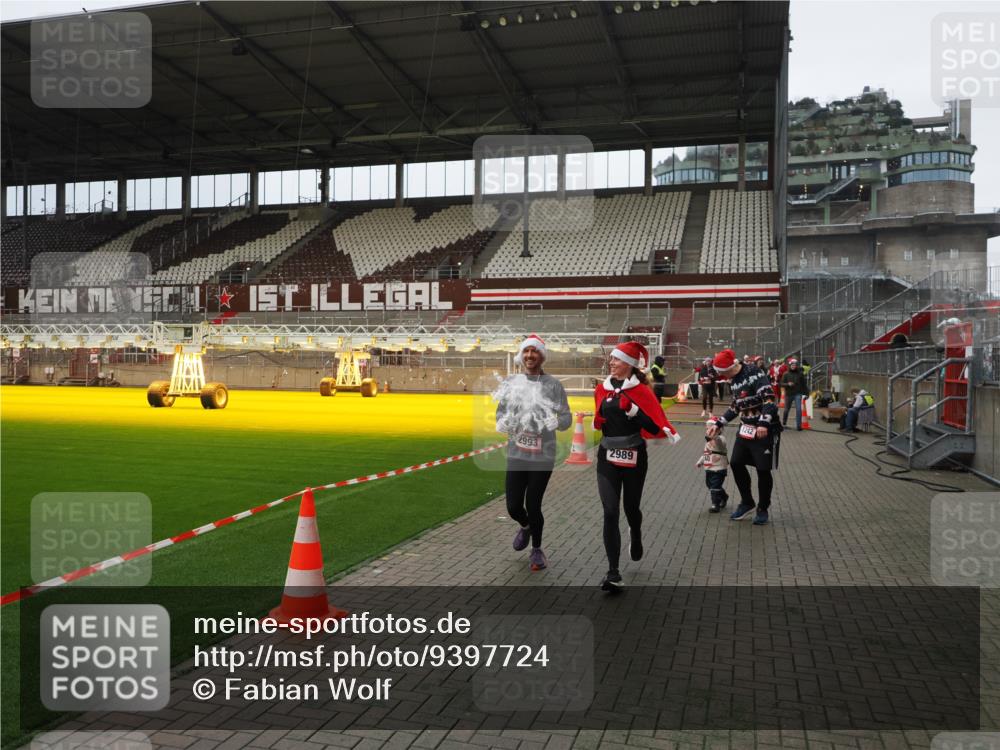 07.12.2025 - St. Pauli X-Mass-Run No. 15 Fabian Wolf http://msf.ph/oto/9397724 07.12.2025 10:46:45 Ziel 58, 81, 221, 921, 1242, 2488, 2536, 2965, 2989, 2993, 2998, 3001, 4593 meine-sportfotos.de