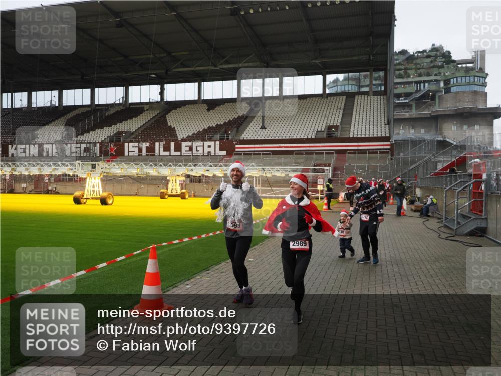 07.12.2025 - St. Pauli X-Mass-Run No. 15 Fabian Wolf http://msf.ph/oto/9397726 07.12.2025 10:46:46 Ziel 58, 81, 221, 921, 1242, 2488, 2536, 2965, 2989, 2993, 3001, 4593 meine-sportfotos.de