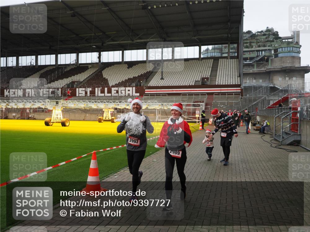 07.12.2025 - St. Pauli X-Mass-Run No. 15 Fabian Wolf http://msf.ph/oto/9397727 07.12.2025 10:46:46 Ziel 58, 81, 221, 921, 1242, 2488, 2536, 2965, 2989, 2993, 3001, 4593 meine-sportfotos.de