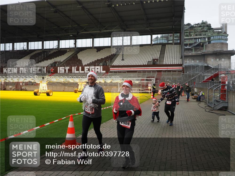 07.12.2025 - St. Pauli X-Mass-Run No. 15 Fabian Wolf http://msf.ph/oto/9397728 07.12.2025 10:46:46 Ziel 58, 81, 221, 921, 1242, 2488, 2536, 2965, 2989, 2993, 3001, 4593 meine-sportfotos.de