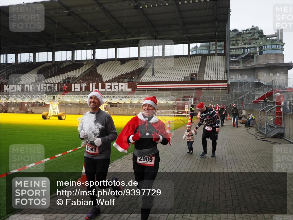 07.12.2025 - St. Pauli X-Mass-Run No. 15 Fabian Wolf http://msf.ph/oto/9397729 07.12.2025 10:46:46 Ziel 58, 81, 221, 921, 1242, 2488, 2536, 2965, 2989, 2993, 3001, 4593 meine-sportfotos.de