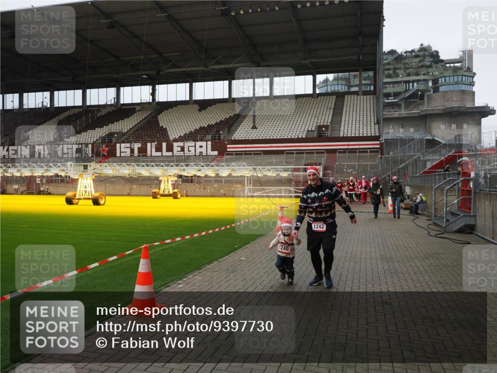 07.12.2025 - St. Pauli X-Mass-Run No. 15 Fabian Wolf http://msf.ph/oto/9397730 07.12.2025 10:46:47 Ziel 58, 81, 1242, 2488, 2536, 2965, 2989, 2993, 4593 meine-sportfotos.de