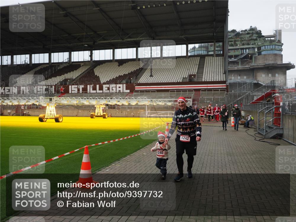 07.12.2025 - St. Pauli X-Mass-Run No. 15 Fabian Wolf http://msf.ph/oto/9397732 07.12.2025 10:46:48 Ziel 58, 81, 823, 2488, 2536, 2989, 2993, 4593 meine-sportfotos.de