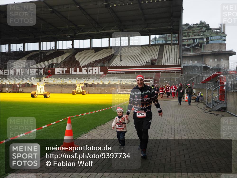 07.12.2025 - St. Pauli X-Mass-Run No. 15 Fabian Wolf http://msf.ph/oto/9397734 07.12.2025 10:46:48 Ziel 58, 81, 823, 2488, 2536, 2989, 2993, 4593 meine-sportfotos.de