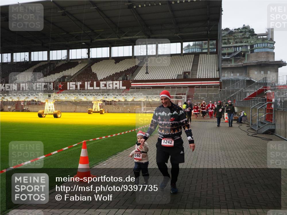 07.12.2025 - St. Pauli X-Mass-Run No. 15 Fabian Wolf http://msf.ph/oto/9397735 07.12.2025 10:46:48 Ziel 58, 81, 823, 2488, 2536, 2989, 2993, 4593 meine-sportfotos.de