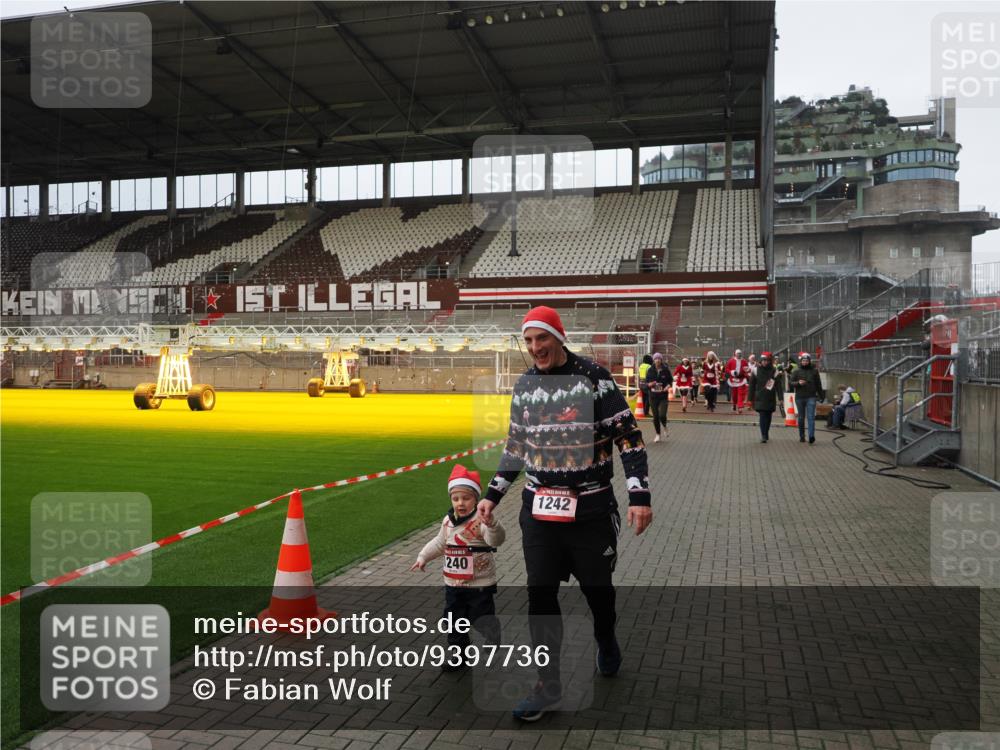 07.12.2025 - St. Pauli X-Mass-Run No. 15 Fabian Wolf http://msf.ph/oto/9397736 07.12.2025 10:46:49 Ziel 58, 81, 821, 823, 824, 1359, 1872, 2488, 2536, 2989, 2993, 4593 meine-sportfotos.de