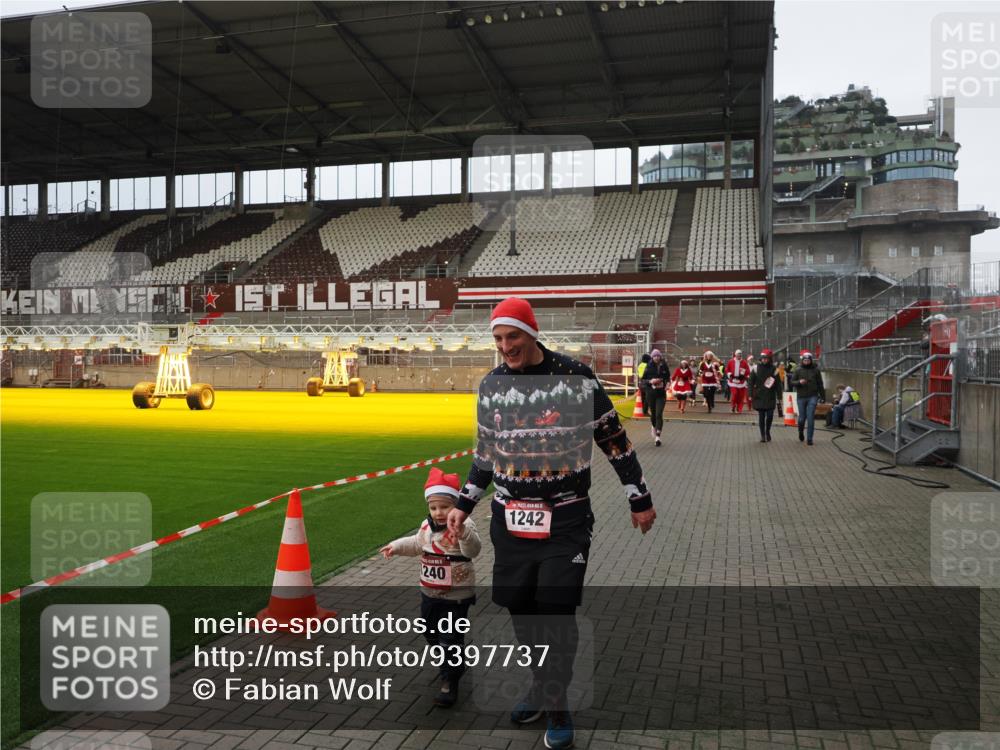 07.12.2025 - St. Pauli X-Mass-Run No. 15 Fabian Wolf http://msf.ph/oto/9397737 07.12.2025 10:46:49 Ziel 58, 81, 821, 823, 824, 1359, 1872, 2488, 2536, 2989, 2993, 4593 meine-sportfotos.de