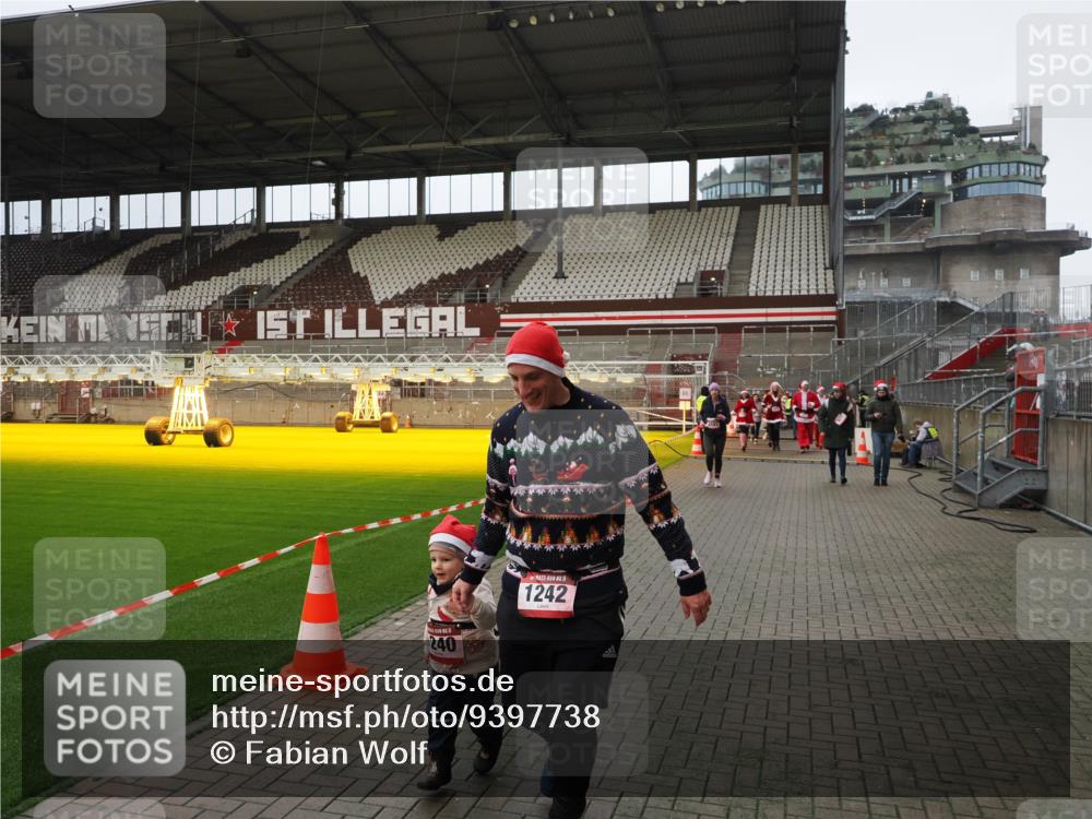 07.12.2025 - St. Pauli X-Mass-Run No. 15 Fabian Wolf http://msf.ph/oto/9397738 07.12.2025 10:46:49 Ziel 58, 81, 821, 823, 824, 1359, 1872, 2488, 2536, 2989, 2993, 4593 meine-sportfotos.de