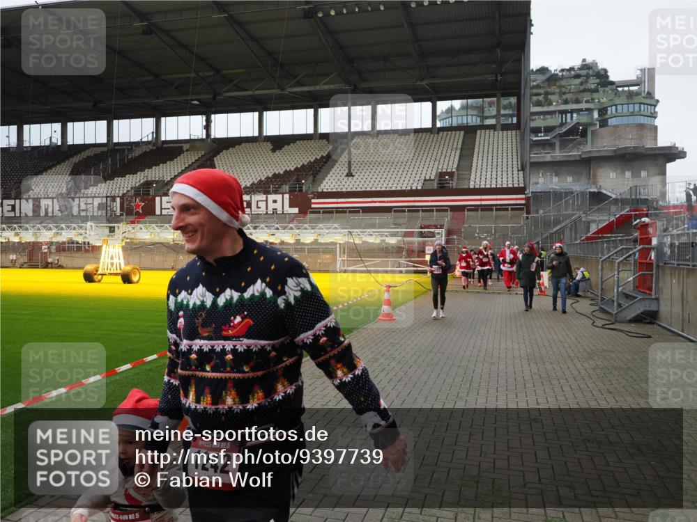 07.12.2025 - St. Pauli X-Mass-Run No. 15 Fabian Wolf http://msf.ph/oto/9397739 07.12.2025 10:46:50 Ziel 58, 81, 821, 823, 824, 1359, 1362, 1872, 1875, 2488, 2536, 2989, 2993, 4593 meine-sportfotos.de