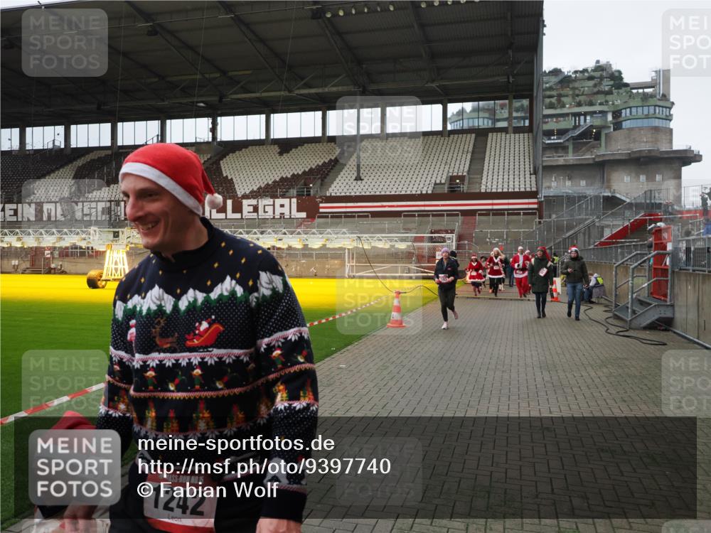 07.12.2025 - St. Pauli X-Mass-Run No. 15 Fabian Wolf http://msf.ph/oto/9397740 07.12.2025 10:46:50 Ziel 58, 81, 821, 823, 824, 1359, 1362, 1872, 1875, 2488, 2536, 2989, 2993, 4593 meine-sportfotos.de