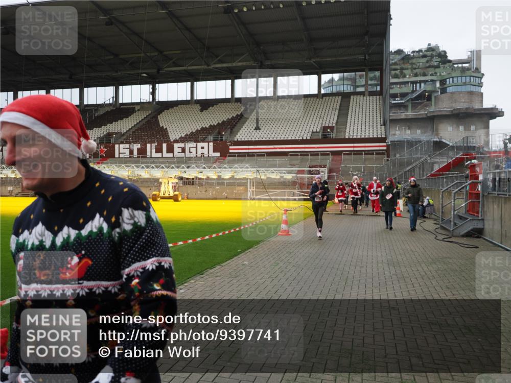 07.12.2025 - St. Pauli X-Mass-Run No. 15 Fabian Wolf http://msf.ph/oto/9397741 07.12.2025 10:46:50 Ziel 58, 81, 821, 823, 824, 1359, 1362, 1872, 1875, 2488, 2536, 2989, 2993, 4593 meine-sportfotos.de