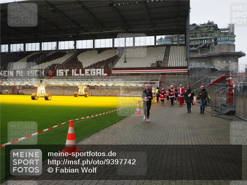 07.12.2025 - St. Pauli X-Mass-Run No. 15 Fabian Wolf http://msf.ph/oto/9397742 07.12.2025 10:46:51 Ziel 58, 81, 821, 823, 824, 1359, 1362, 1747, 1872, 1875, 2488, 2536, 2989, 2993, 4593 meine-sportfotos.de