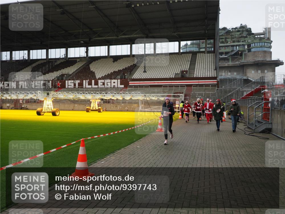 07.12.2025 - St. Pauli X-Mass-Run No. 15 Fabian Wolf http://msf.ph/oto/9397743 07.12.2025 10:46:51 Ziel 58, 81, 821, 823, 824, 1359, 1362, 1747, 1872, 1875, 2488, 2536, 2989, 2993, 4593 meine-sportfotos.de