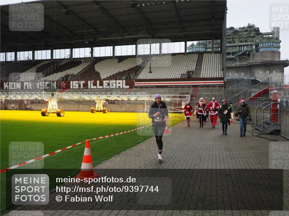 07.12.2025 - St. Pauli X-Mass-Run No. 15 Fabian Wolf http://msf.ph/oto/9397744 07.12.2025 10:46:52 Ziel 58, 81, 821, 823, 824, 1359, 1362, 1747, 1872, 1875, 2488, 2989, 2993, 4593 meine-sportfotos.de