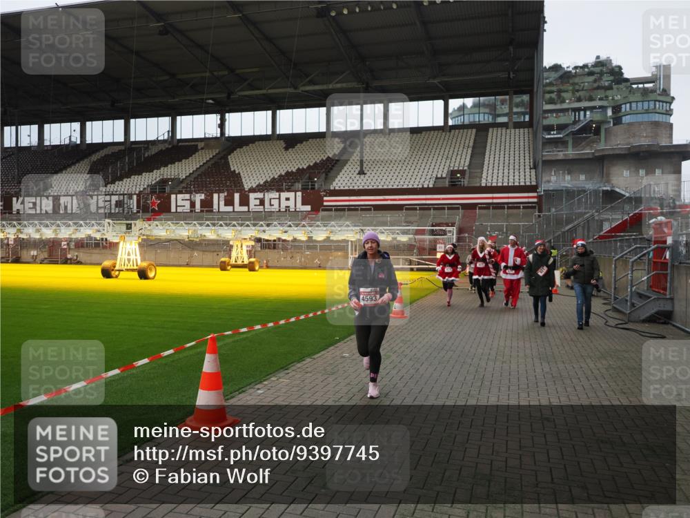07.12.2025 - St. Pauli X-Mass-Run No. 15 Fabian Wolf http://msf.ph/oto/9397745 07.12.2025 10:46:53 Ziel 58, 81, 821, 823, 824, 1359, 1362, 1747, 1872, 1875, 2488, 2989, 2993, 4593 meine-sportfotos.de