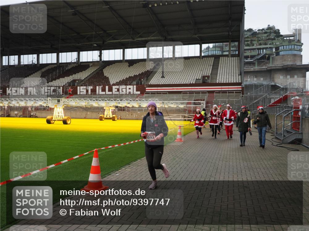 07.12.2025 - St. Pauli X-Mass-Run No. 15 Fabian Wolf http://msf.ph/oto/9397747 07.12.2025 10:46:53 Ziel 58, 81, 821, 823, 824, 1359, 1362, 1747, 1872, 1875, 2488, 2989, 2993, 4593 meine-sportfotos.de