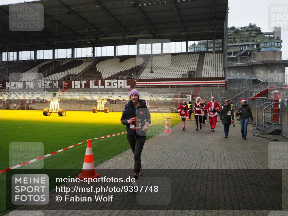 07.12.2025 - St. Pauli X-Mass-Run No. 15 Fabian Wolf http://msf.ph/oto/9397748 07.12.2025 10:46:53 Ziel 58, 81, 821, 823, 824, 1359, 1362, 1747, 1872, 1875, 2488, 2989, 2993, 4593 meine-sportfotos.de