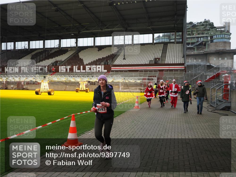 07.12.2025 - St. Pauli X-Mass-Run No. 15 Fabian Wolf http://msf.ph/oto/9397749 07.12.2025 10:46:53 Ziel 58, 81, 821, 823, 824, 1359, 1362, 1747, 1872, 1875, 2488, 2989, 2993, 4593 meine-sportfotos.de