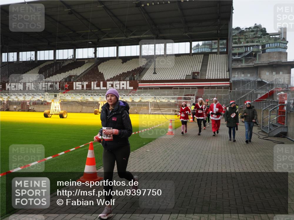 07.12.2025 - St. Pauli X-Mass-Run No. 15 Fabian Wolf http://msf.ph/oto/9397750 07.12.2025 10:46:54 Ziel 58, 81, 821, 823, 824, 1359, 1362, 1747, 1750, 1872, 1875, 2488, 2989, 2993, 4593 meine-sportfotos.de