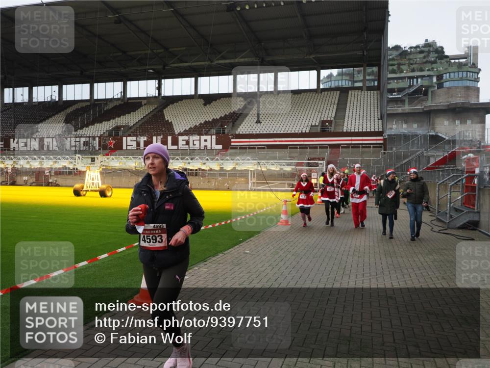 07.12.2025 - St. Pauli X-Mass-Run No. 15 Fabian Wolf http://msf.ph/oto/9397751 07.12.2025 10:46:54 Ziel 58, 81, 821, 823, 824, 1359, 1362, 1747, 1750, 1872, 1875, 2488, 2989, 2993, 4593 meine-sportfotos.de