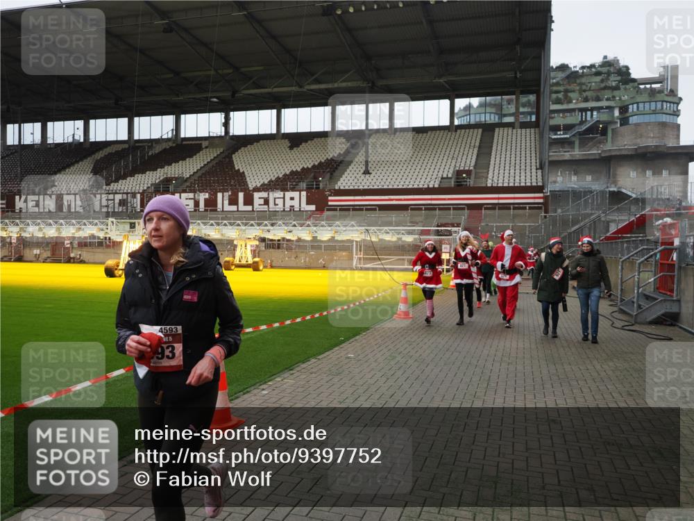 07.12.2025 - St. Pauli X-Mass-Run No. 15 Fabian Wolf http://msf.ph/oto/9397752 07.12.2025 10:46:54 Ziel 58, 81, 821, 823, 824, 1359, 1362, 1747, 1750, 1872, 1875, 2488, 2989, 2993, 4593 meine-sportfotos.de