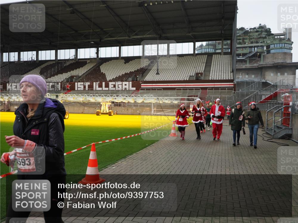 07.12.2025 - St. Pauli X-Mass-Run No. 15 Fabian Wolf http://msf.ph/oto/9397753 07.12.2025 10:46:54 Ziel 58, 81, 821, 823, 824, 1359, 1362, 1747, 1750, 1872, 1875, 2488, 2989, 2993, 4593 meine-sportfotos.de