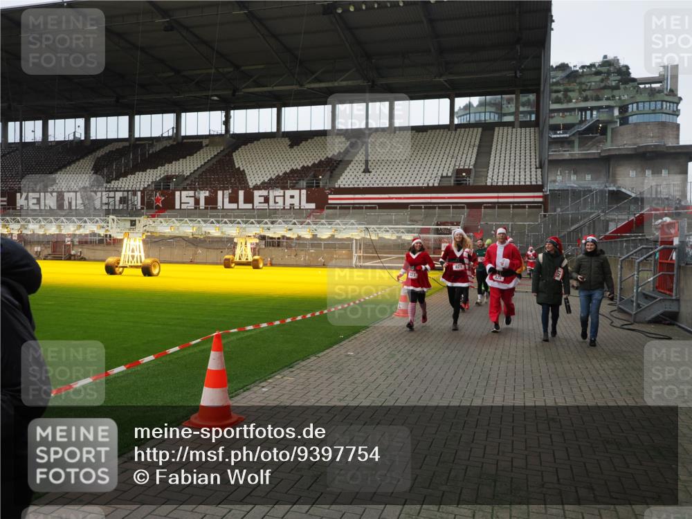 07.12.2025 - St. Pauli X-Mass-Run No. 15 Fabian Wolf http://msf.ph/oto/9397754 07.12.2025 10:46:54 Ziel 58, 81, 821, 823, 824, 1359, 1362, 1747, 1750, 1872, 1875, 2488, 2989, 2993, 4593 meine-sportfotos.de