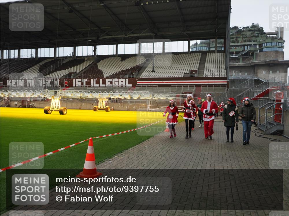 07.12.2025 - St. Pauli X-Mass-Run No. 15 Fabian Wolf http://msf.ph/oto/9397755 07.12.2025 10:46:55 Ziel 81, 821, 823, 824, 1359, 1362, 1747, 1750, 1872, 1875, 2989, 2993, 3123, 4593 meine-sportfotos.de