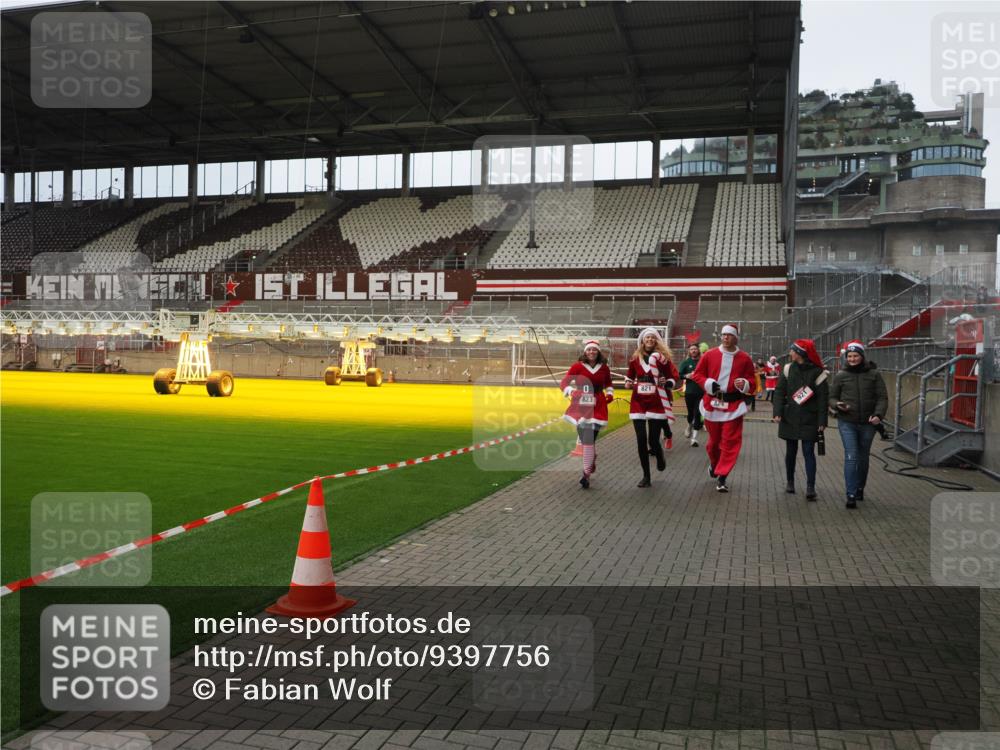07.12.2025 - St. Pauli X-Mass-Run No. 15 Fabian Wolf http://msf.ph/oto/9397756 07.12.2025 10:46:55 Ziel 81, 821, 823, 824, 1359, 1362, 1747, 1750, 1872, 1875, 2989, 2993, 3123, 4593 meine-sportfotos.de
