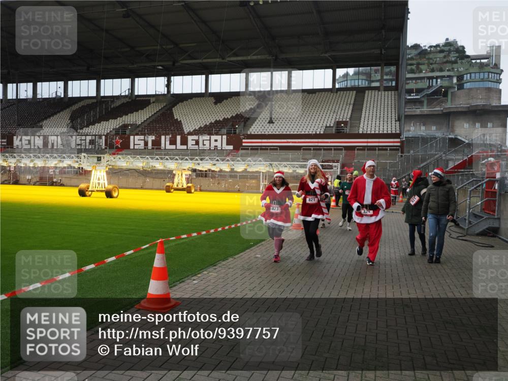 07.12.2025 - St. Pauli X-Mass-Run No. 15 Fabian Wolf http://msf.ph/oto/9397757 07.12.2025 10:46:56 Ziel 821, 823, 824, 1359, 1362, 1747, 1750, 1872, 1875, 2957, 2989, 2993, 3123, 4593 meine-sportfotos.de
