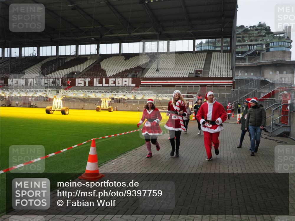 07.12.2025 - St. Pauli X-Mass-Run No. 15 Fabian Wolf http://msf.ph/oto/9397759 07.12.2025 10:46:56 Ziel 821, 823, 824, 1359, 1362, 1747, 1750, 1872, 1875, 2957, 2989, 2993, 3123, 4593 meine-sportfotos.de