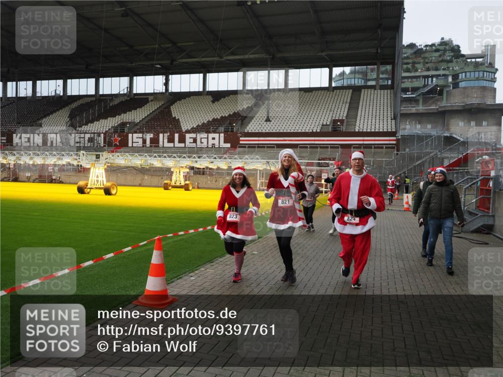 07.12.2025 - St. Pauli X-Mass-Run No. 15 Fabian Wolf http://msf.ph/oto/9397761 07.12.2025 10:46:56 Ziel 821, 823, 824, 1359, 1362, 1747, 1750, 1872, 1875, 2957, 2989, 2993, 3123, 4593 meine-sportfotos.de