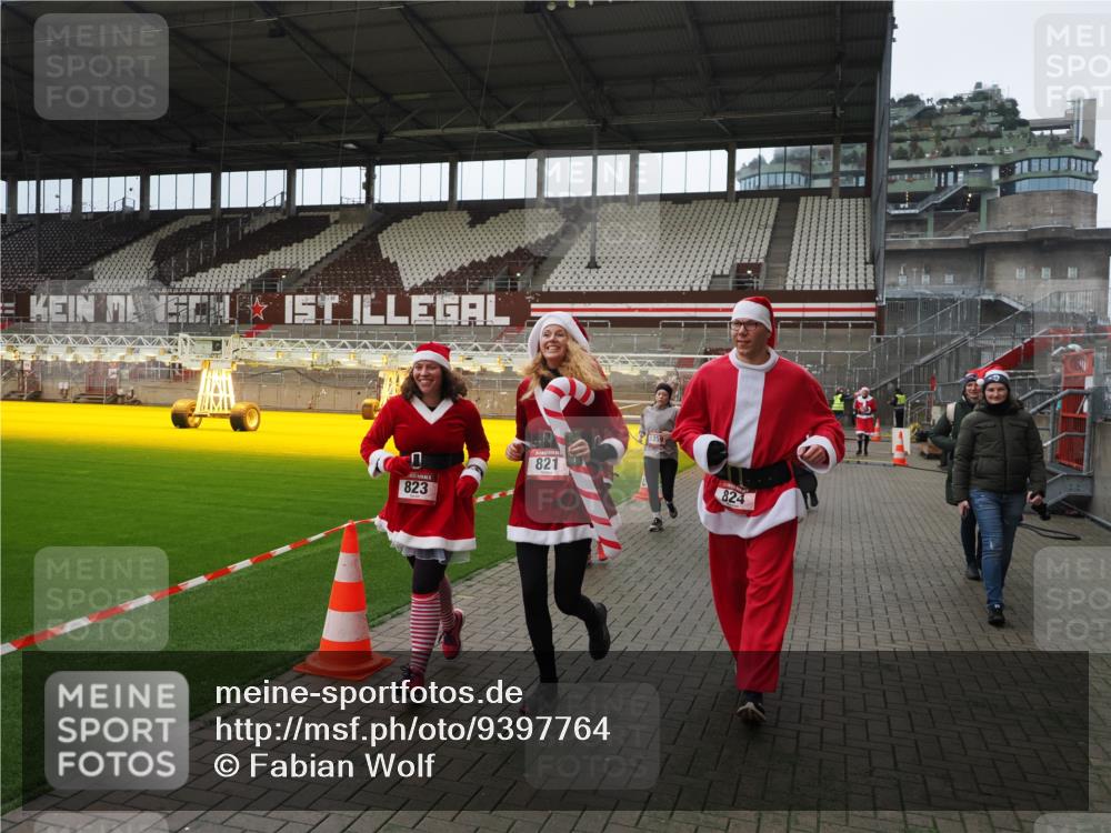 07.12.2025 - St. Pauli X-Mass-Run No. 15 Fabian Wolf http://msf.ph/oto/9397764 07.12.2025 10:46:57 Ziel 231, 821, 823, 824, 1359, 1362, 1747, 1750, 1872, 1875, 2957, 2989, 2993, 3123, 4593 meine-sportfotos.de