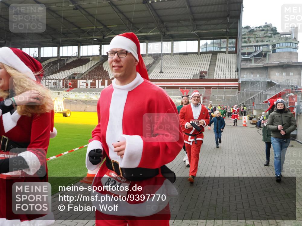 07.12.2025 - St. Pauli X-Mass-Run No. 15 Fabian Wolf http://msf.ph/oto/9397770 07.12.2025 10:46:58 Ziel 231, 821, 823, 824, 1359, 1362, 1747, 1750, 1872, 1875, 2957, 2989, 2993, 3123, 4593 meine-sportfotos.de