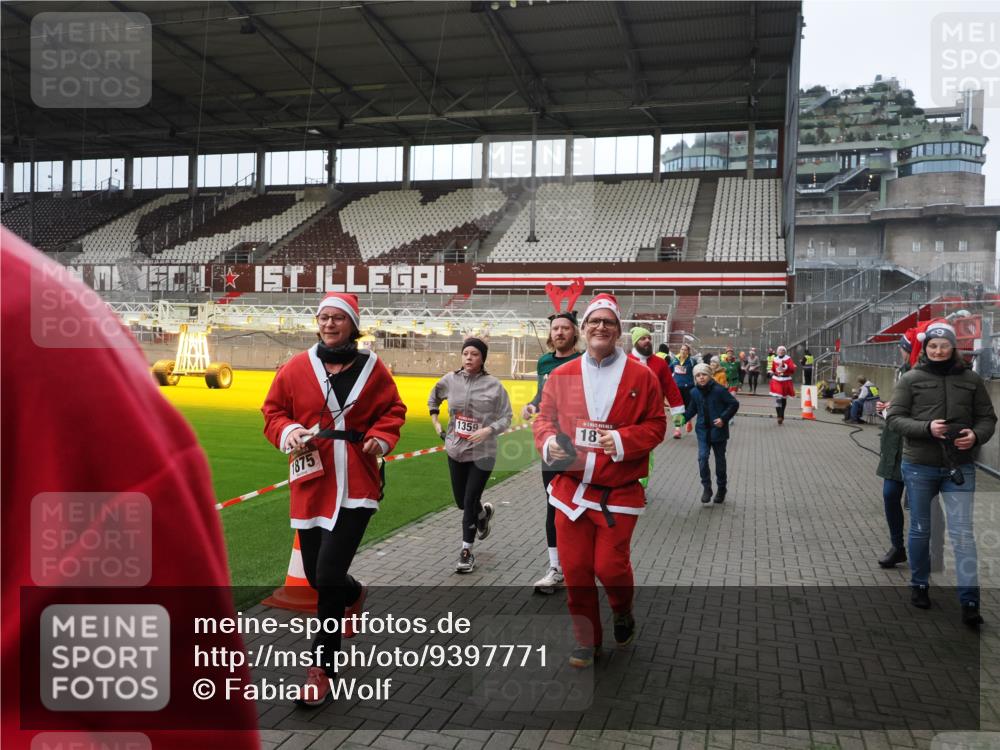 07.12.2025 - St. Pauli X-Mass-Run No. 15 Fabian Wolf http://msf.ph/oto/9397771 07.12.2025 10:46:59 Ziel 231, 821, 823, 824, 1359, 1362, 1747, 1750, 1872, 1875, 2957, 3123, 4593 meine-sportfotos.de