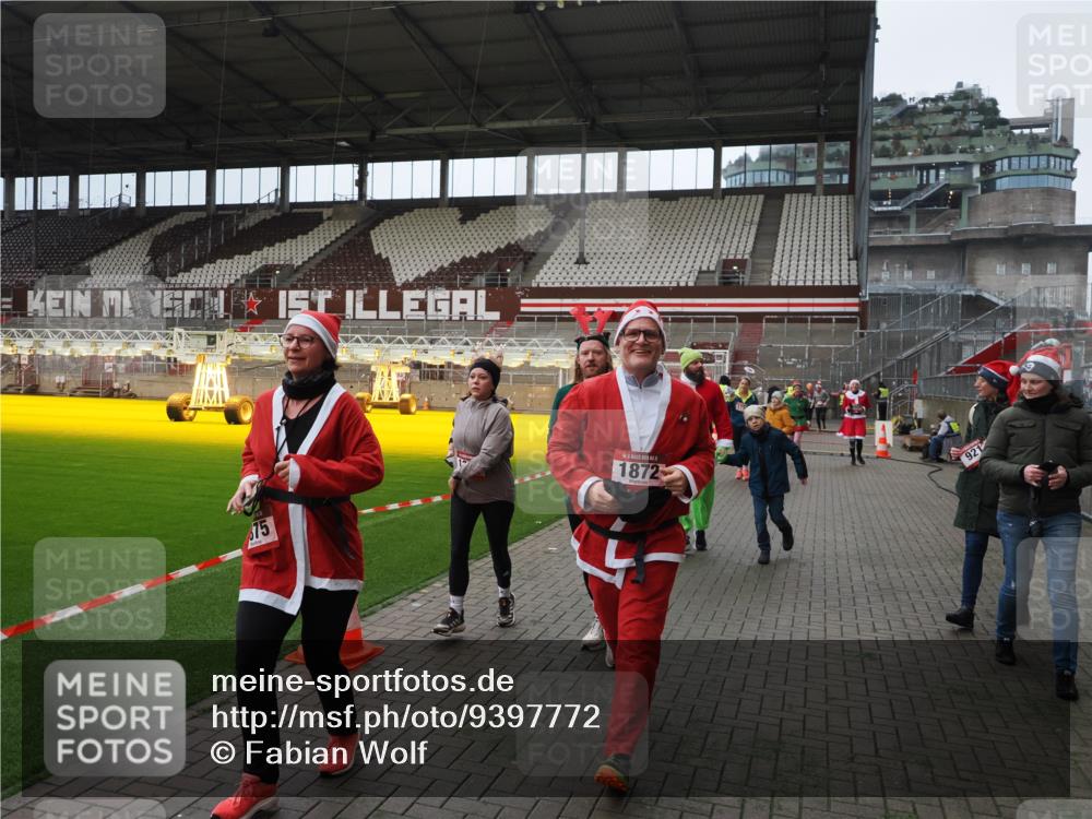 07.12.2025 - St. Pauli X-Mass-Run No. 15 Fabian Wolf http://msf.ph/oto/9397772 07.12.2025 10:46:59 Ziel 231, 821, 823, 824, 1359, 1362, 1747, 1750, 1872, 1875, 2957, 3123, 4593 meine-sportfotos.de