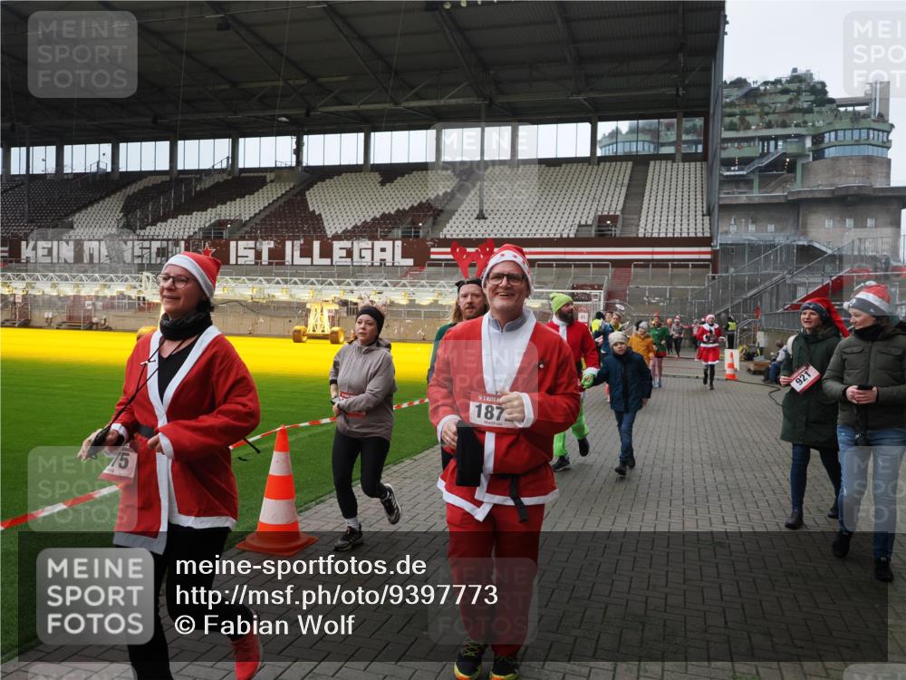07.12.2025 - St. Pauli X-Mass-Run No. 15 Fabian Wolf http://msf.ph/oto/9397773 07.12.2025 10:46:59 Ziel 231, 821, 823, 824, 1359, 1362, 1747, 1750, 1872, 1875, 2957, 3123, 4593 meine-sportfotos.de