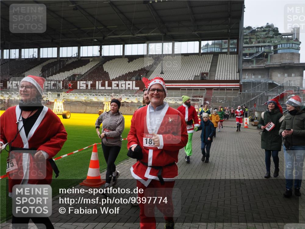 07.12.2025 - St. Pauli X-Mass-Run No. 15 Fabian Wolf http://msf.ph/oto/9397774 07.12.2025 10:46:59 Ziel 231, 821, 823, 824, 1359, 1362, 1747, 1750, 1872, 1875, 2957, 3123, 4593 meine-sportfotos.de