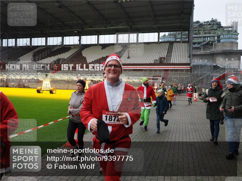 07.12.2025 - St. Pauli X-Mass-Run No. 15 Fabian Wolf http://msf.ph/oto/9397775 07.12.2025 10:46:59 Ziel 231, 821, 823, 824, 1359, 1362, 1747, 1750, 1872, 1875, 2957, 3123, 4593 meine-sportfotos.de