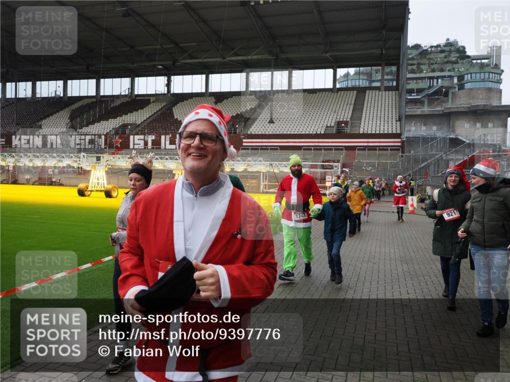 07.12.2025 - St. Pauli X-Mass-Run No. 15 Fabian Wolf http://msf.ph/oto/9397776 07.12.2025 10:47:00 Ziel 231, 821, 823, 824, 1359, 1362, 1747, 1750, 1872, 1875, 2957, 3123, 4593 meine-sportfotos.de