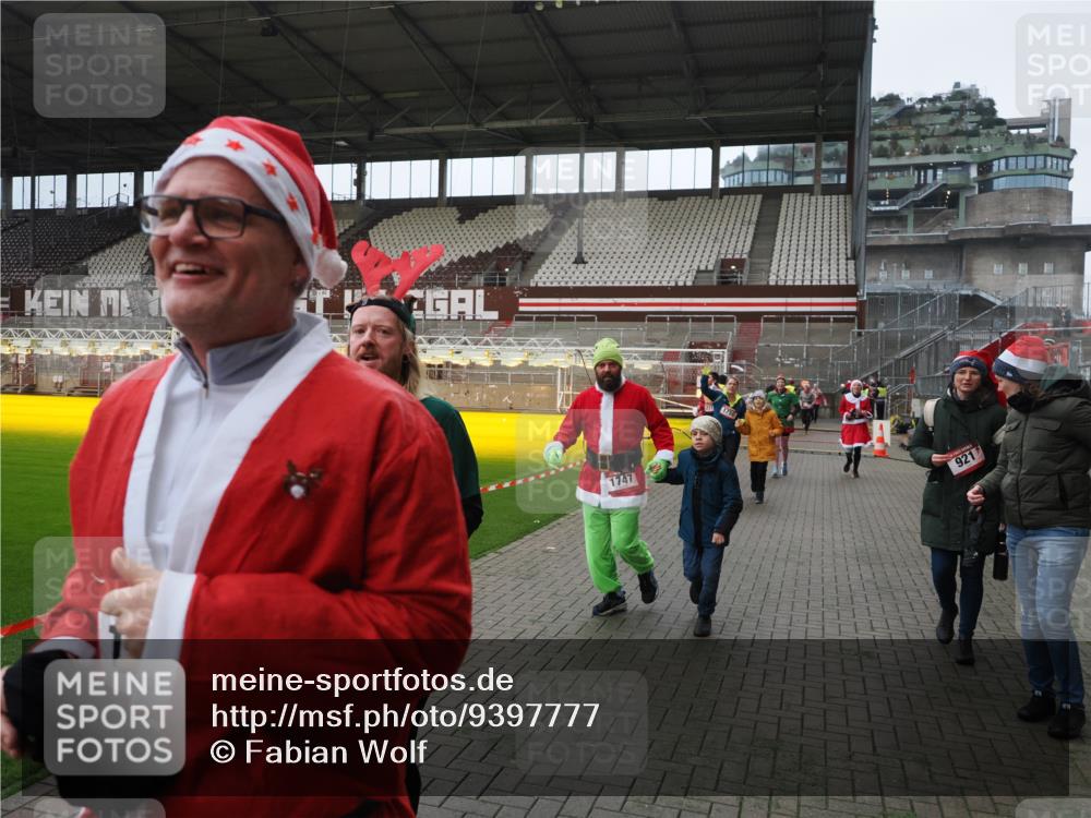 07.12.2025 - St. Pauli X-Mass-Run No. 15 Fabian Wolf http://msf.ph/oto/9397777 07.12.2025 10:47:00 Ziel 231, 821, 823, 824, 1359, 1362, 1747, 1750, 1872, 1875, 2957, 3123, 4593 meine-sportfotos.de