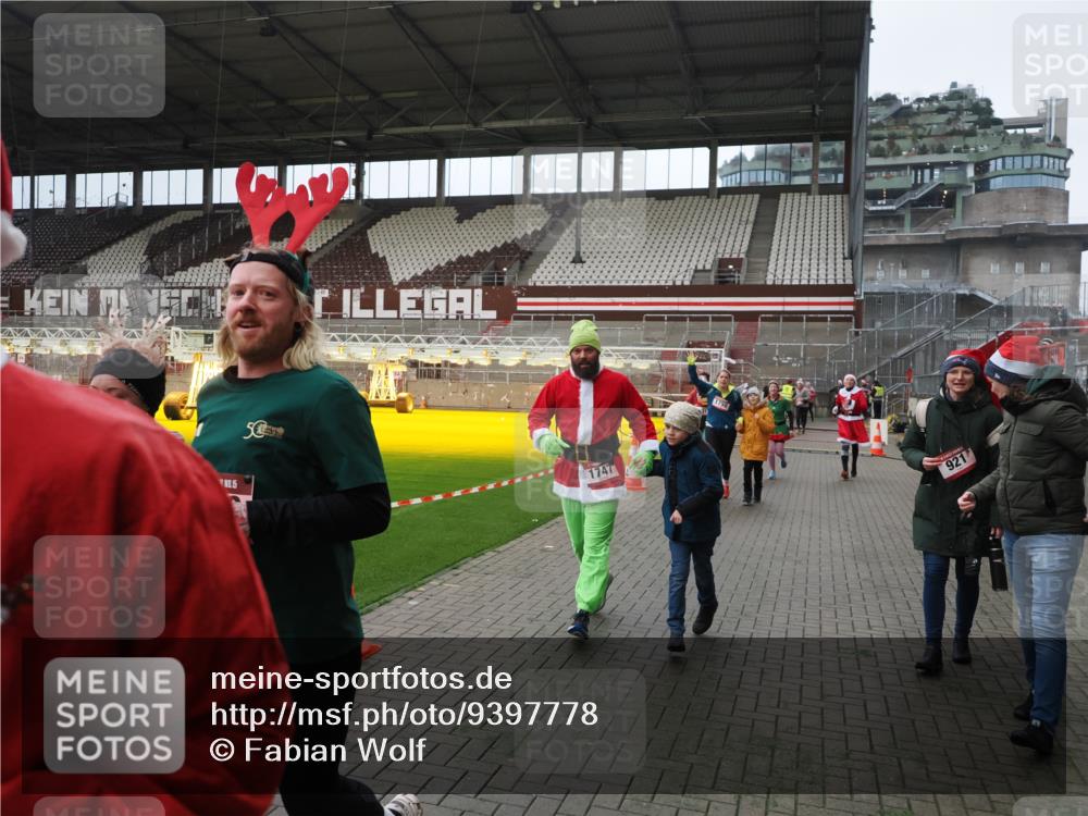 07.12.2025 - St. Pauli X-Mass-Run No. 15 Fabian Wolf http://msf.ph/oto/9397778 07.12.2025 10:47:00 Ziel 231, 821, 823, 824, 1359, 1362, 1747, 1750, 1872, 1875, 2957, 3123, 4593 meine-sportfotos.de